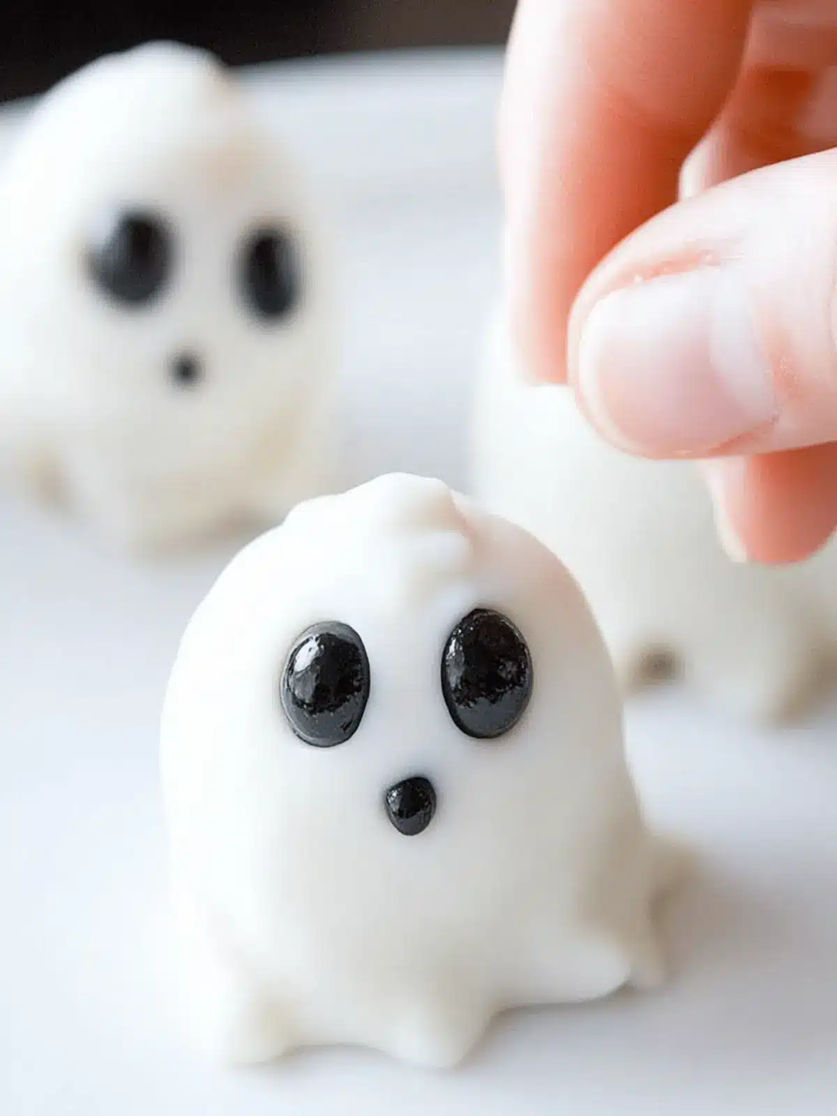 Halloween Oreo Truffle Ghosts