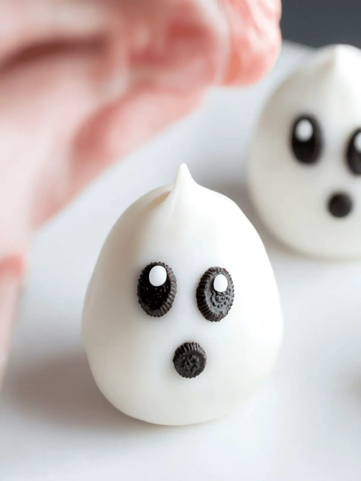 Halloween Oreo Truffle Ghosts