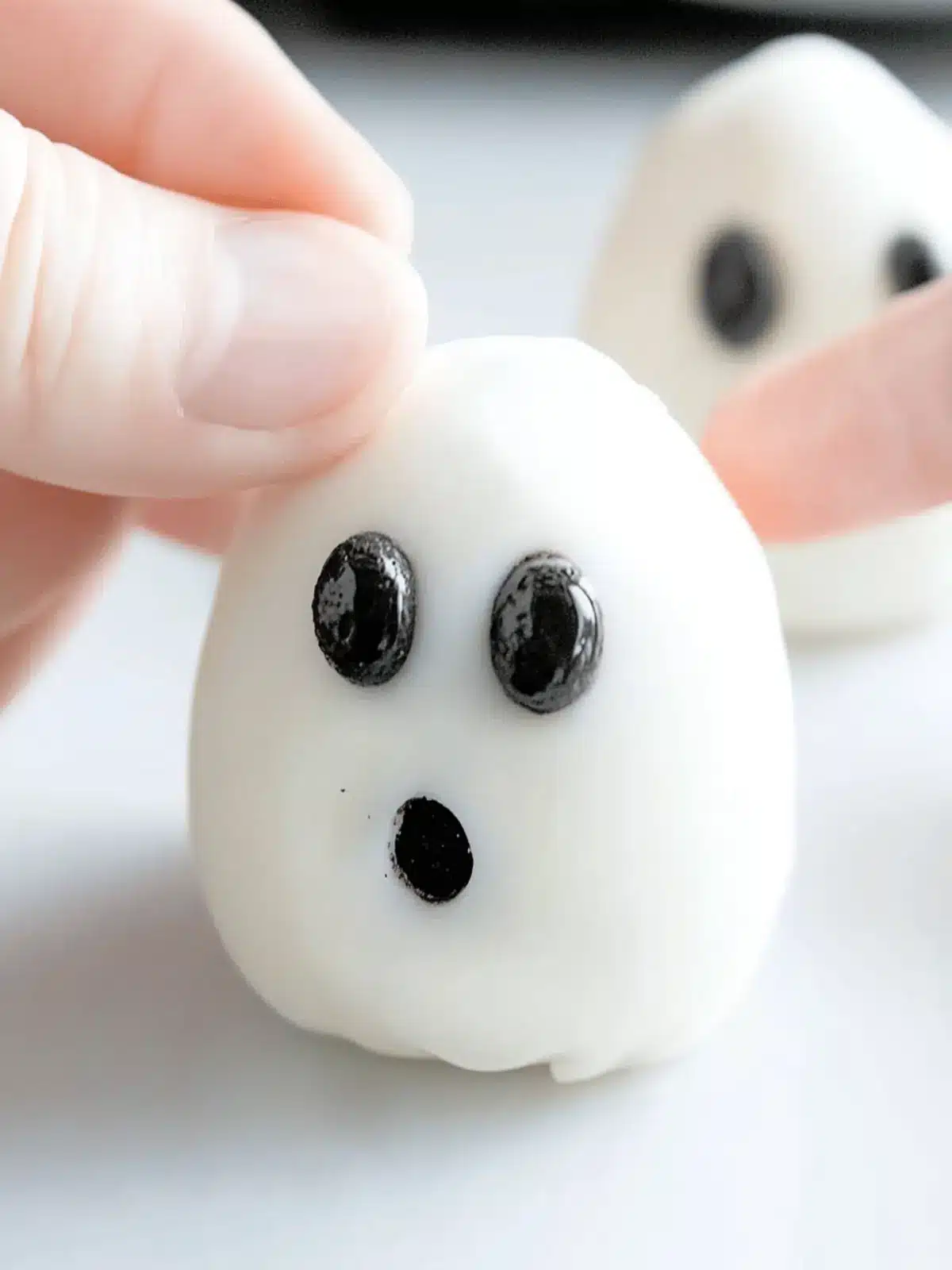 Halloween Oreo Truffle Ghosts