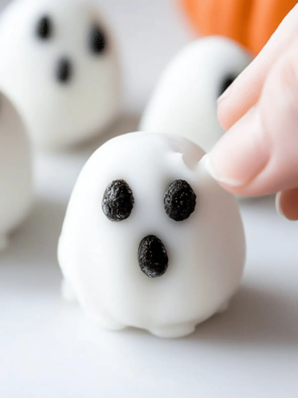 Halloween Oreo Truffle Ghosts